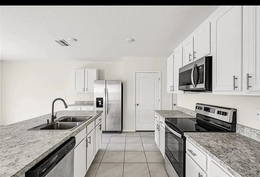 1029 Berry Ln — Photo 4