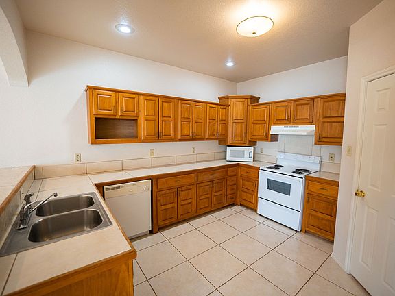5th image of 113 Ramon Cardenas Dr APT B