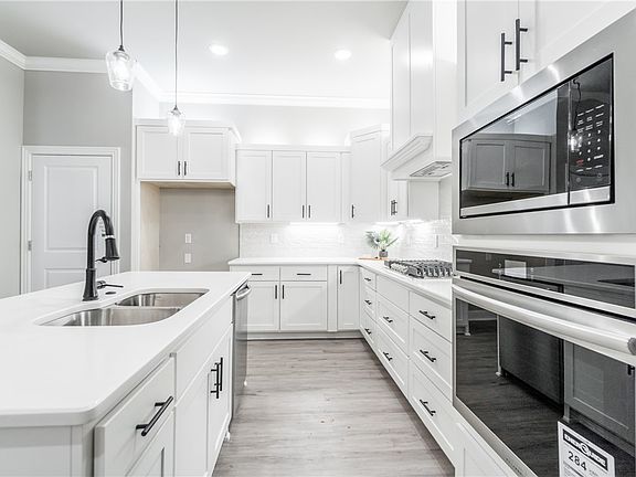 4th image of 2909 SW Arlington Blvd