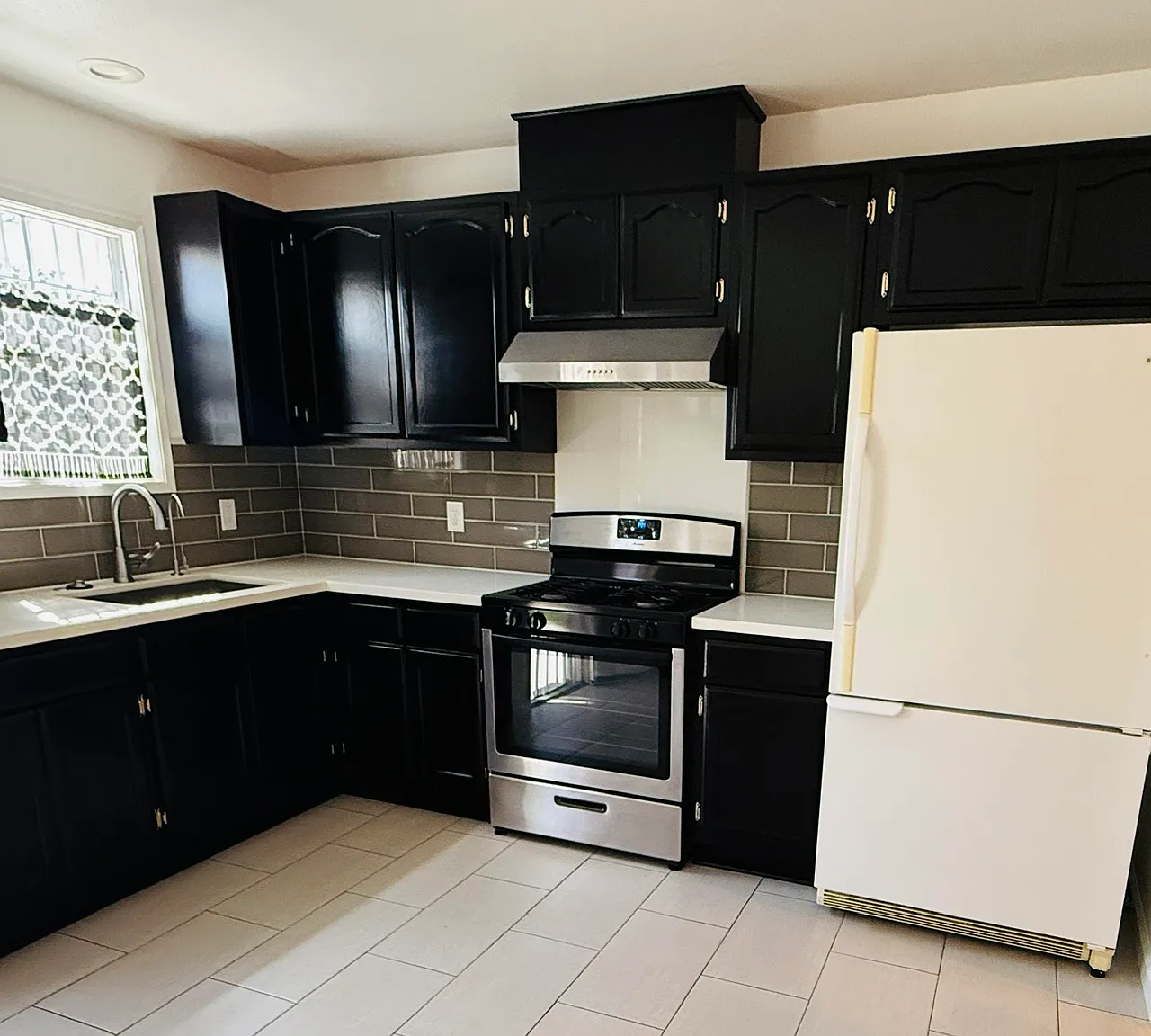 3 bed, 1000 sqft, $3,300 — Photo 1