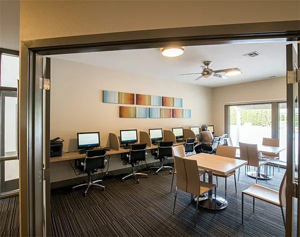 Parklane Apartments — Photo 14