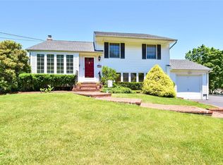 27 Bruce Ln S, Kings Park, NY 11754