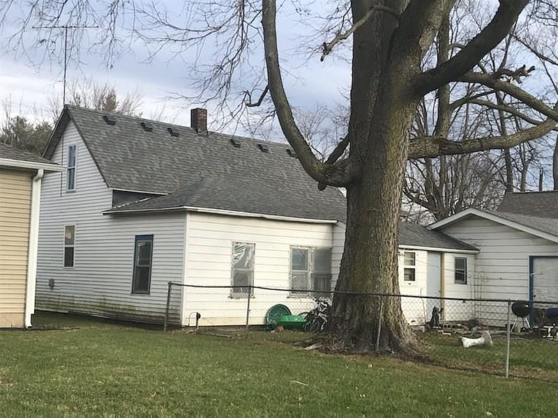 2nd image of 215 E Wall St