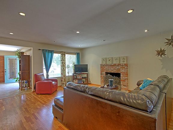 5th image of 209 Brentwood Ave