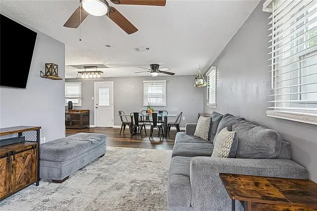 2220 Lloyds Ave — Photo 4