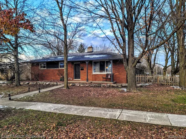 1179 Outer Dr, Fenton, MI 48430