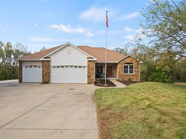326 S Bluegrass Dr, Bonner Springs, KS 66012