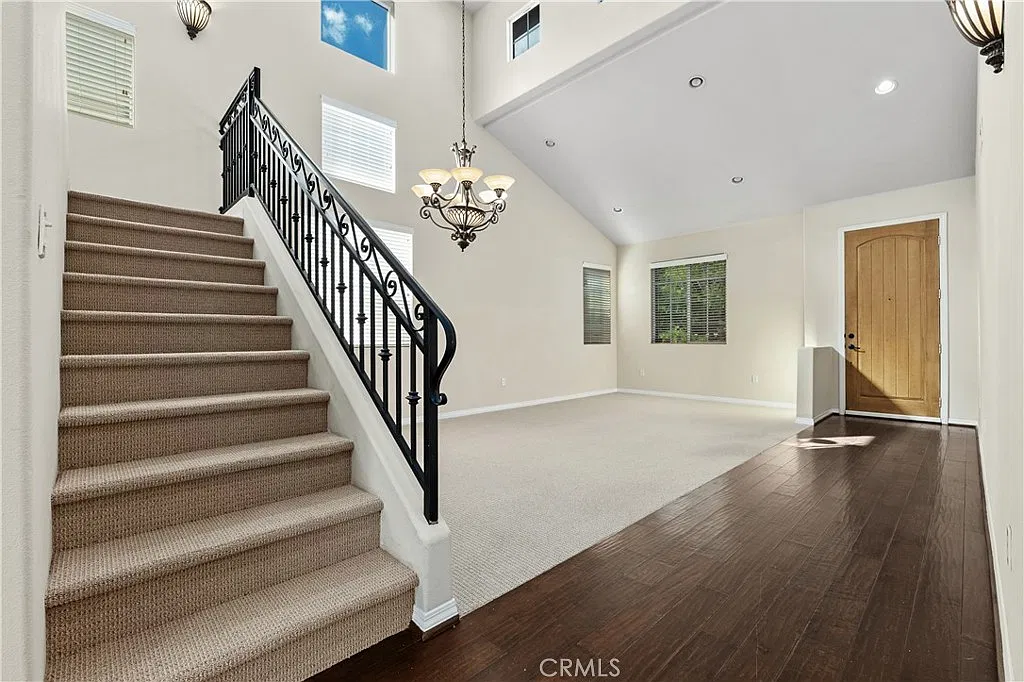 5 bed, 2500 sqft, $4,995 — Photo 3