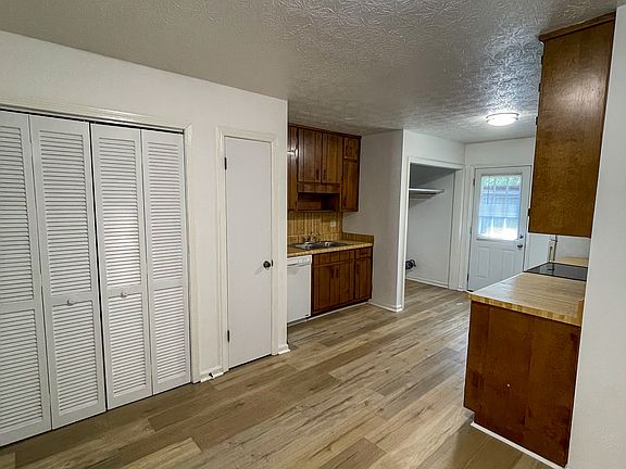 4th image of 1043 Chestnut Oak Ct NE #A
