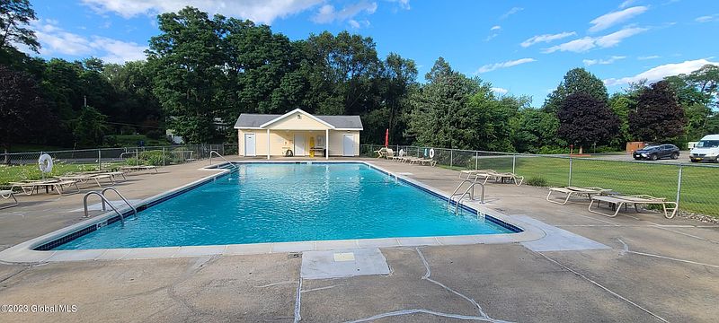 3rd image of 401 Greenwich Drive #1