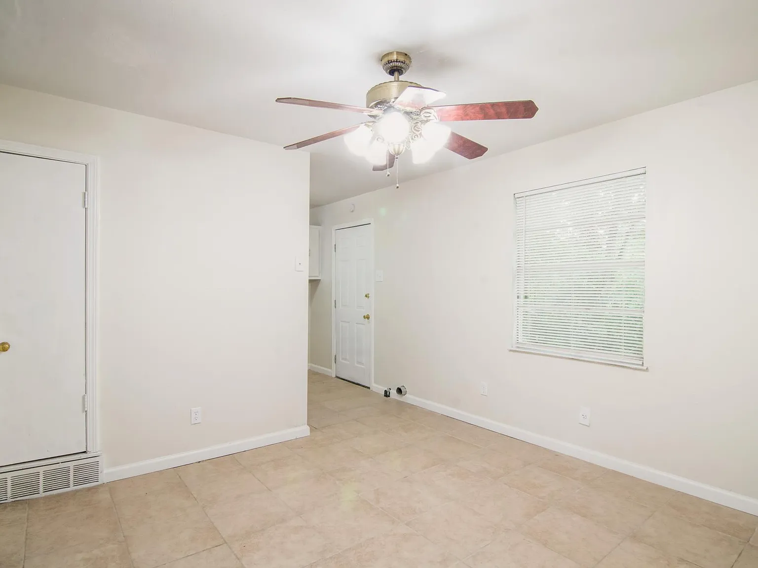 3 bed, 864 sqft, $995 — Photo 4
