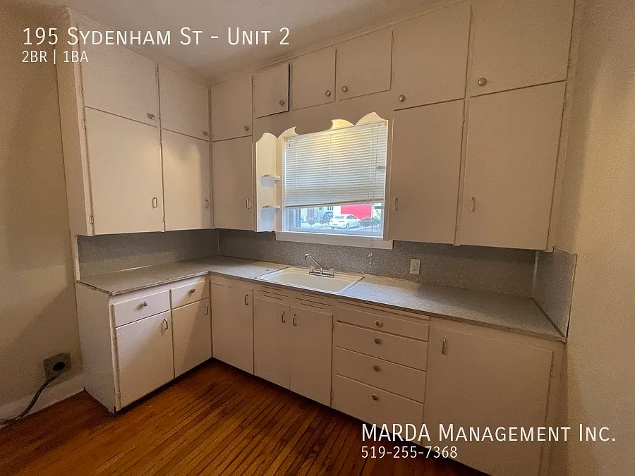 Spacious 2bed/1bath Apartment In Dresden! Ensuite Laundry! + Utilities — Photo 3