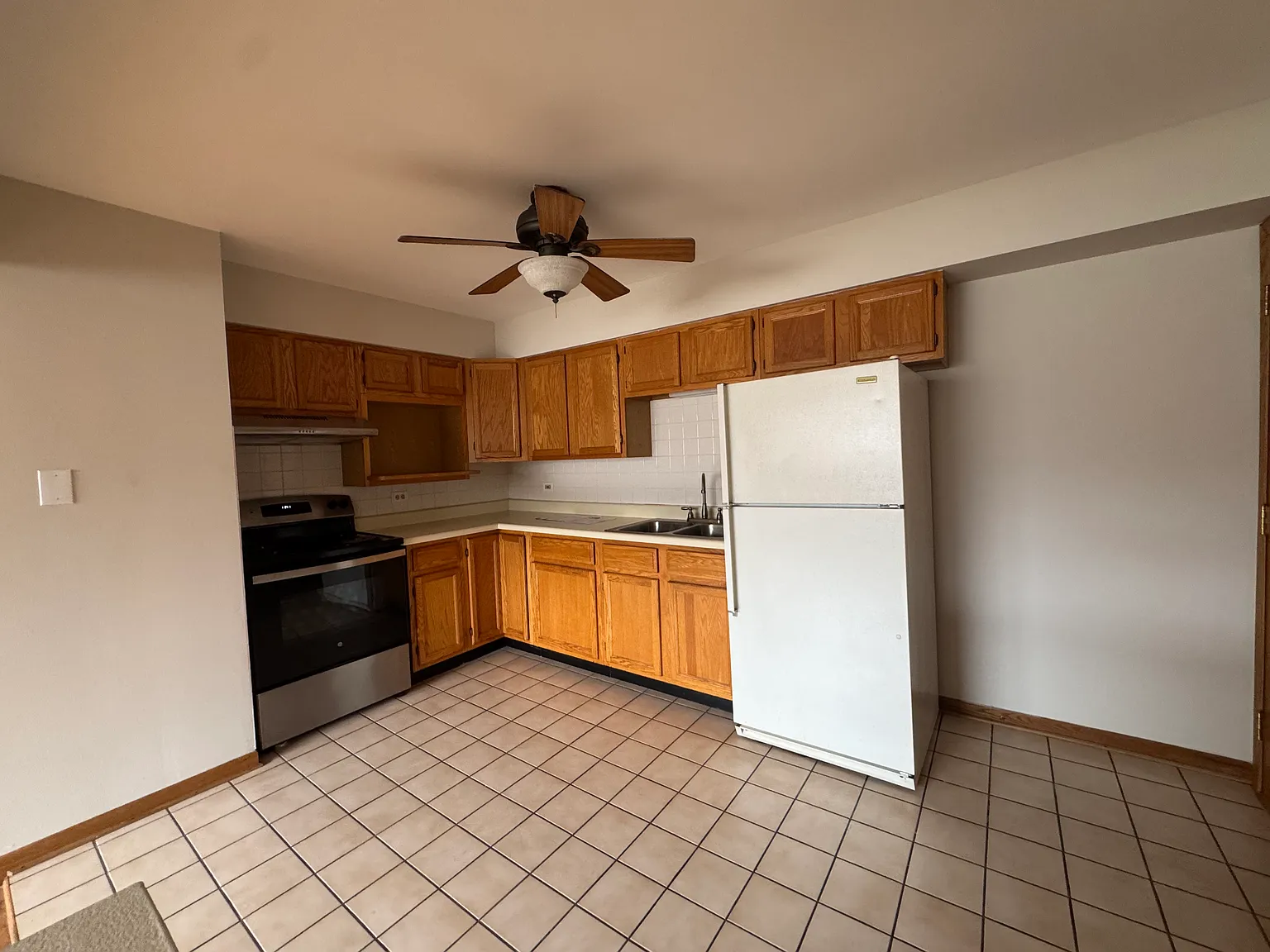 320 Beach Ave — Photo 2