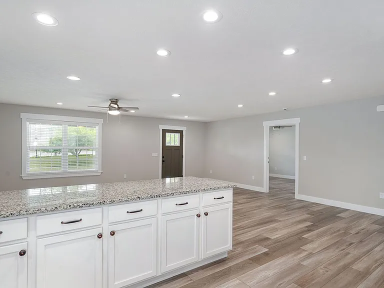 1120 N Clay Ave — Photo 8