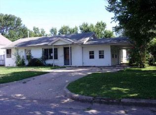 609 E 15th Ave, Winfield, KS 67156