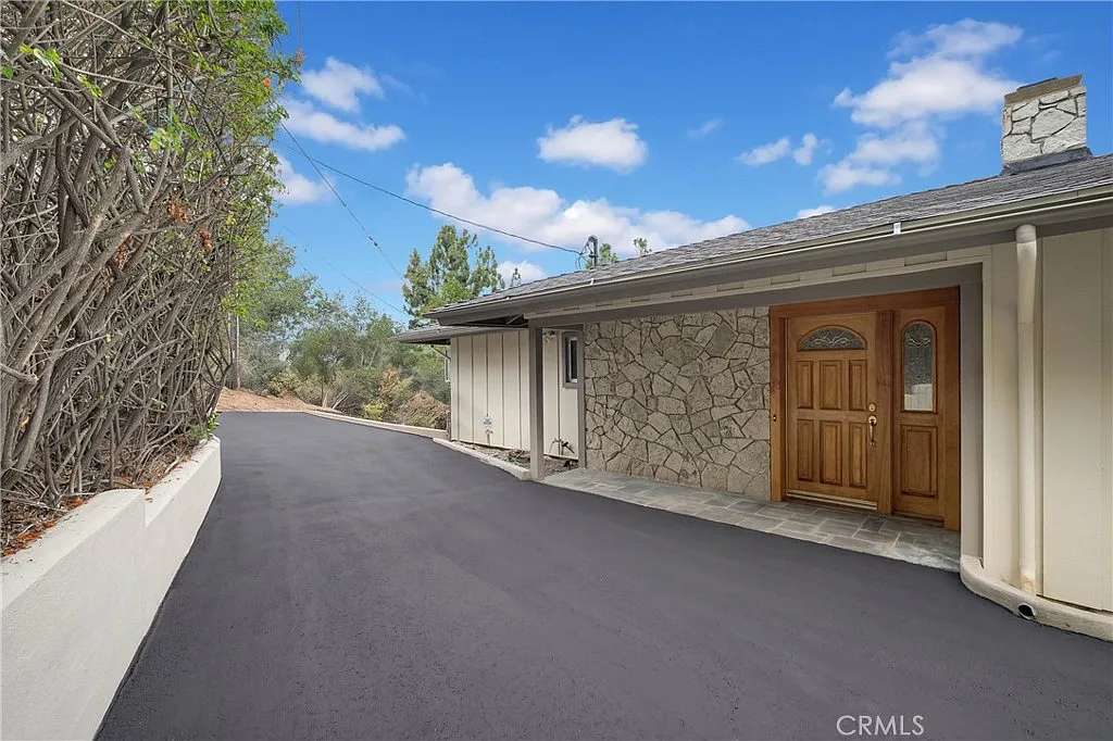 4 bed, 3.5 bath, 3385 sqft, $13,800 — Photo 2