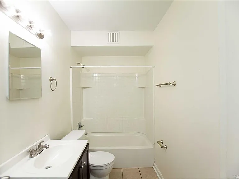 2724 Longcoy St — Photo 10