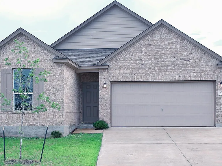 211 Pitkin Dr — Photo 1