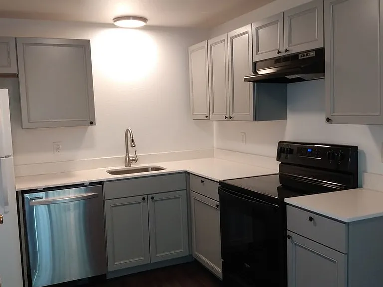 South Hill Apartments — Photo 3