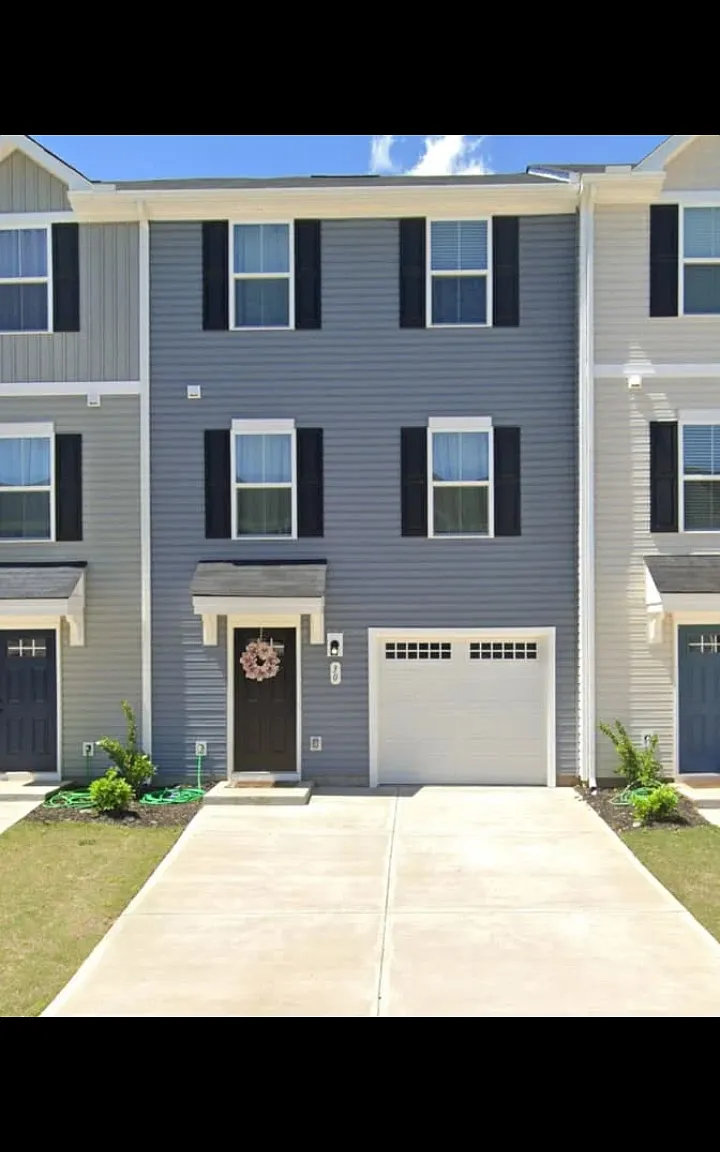 3 bed, 2.5 bath, 2400 sqft, $750 — Photo 3