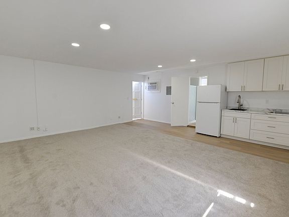 3rd image of 217 Avenida Cabrillo Suite C