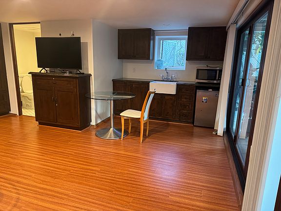 3rd image of 917 Wellesley Ave