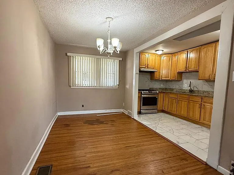 4240 Sheffield Ave — Photo 5