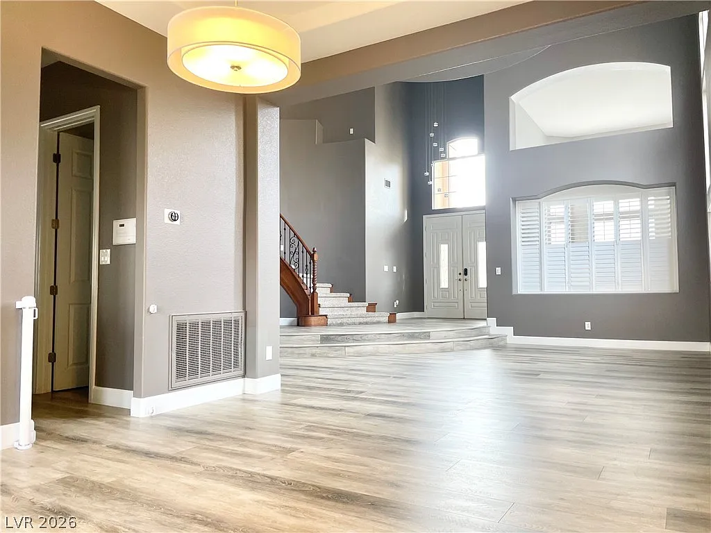 5 bed, 4.5 bath, 4387 sqft, $4,900 — Photo 4