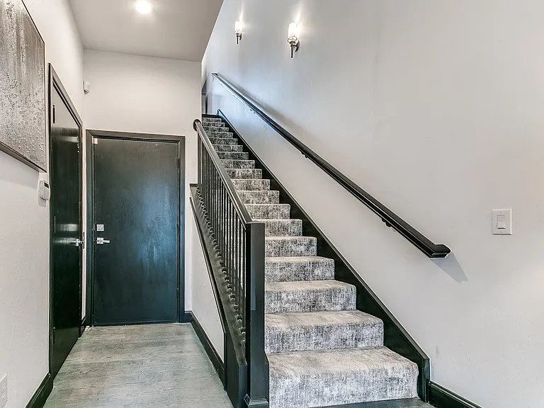 109 NE 3rd St — Photo 3