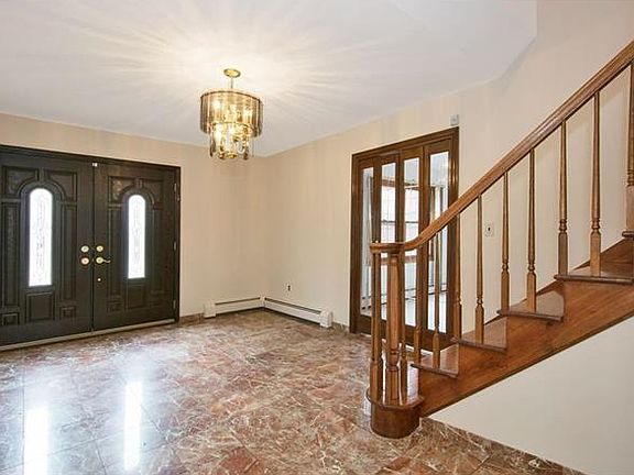 5th image of 32 Newport Dr