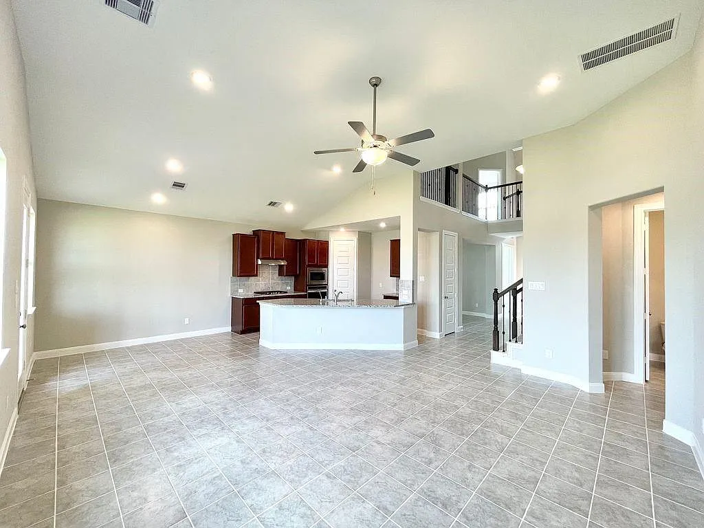 4 bed, 3.5 bath, 2870 sqft, $2,900 — Photo 3