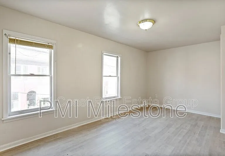 118 S Locust St — Photo 2