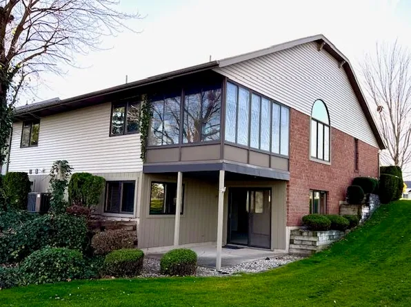 212 Parkside Dr, Zeeland, MI 49464