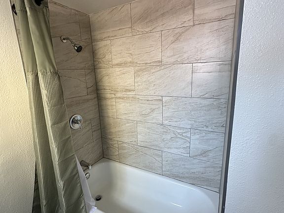 5th image of 13918 Yukon Ave
