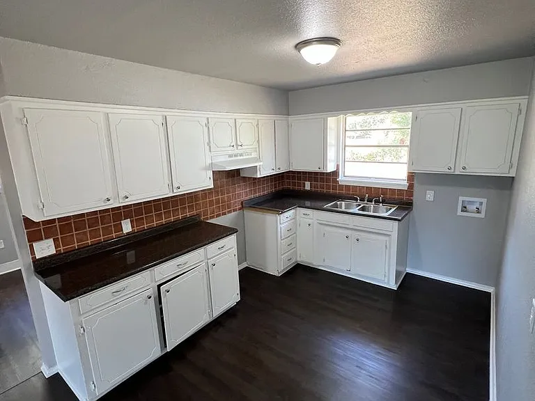 1250 Hawkins St — Photo 13