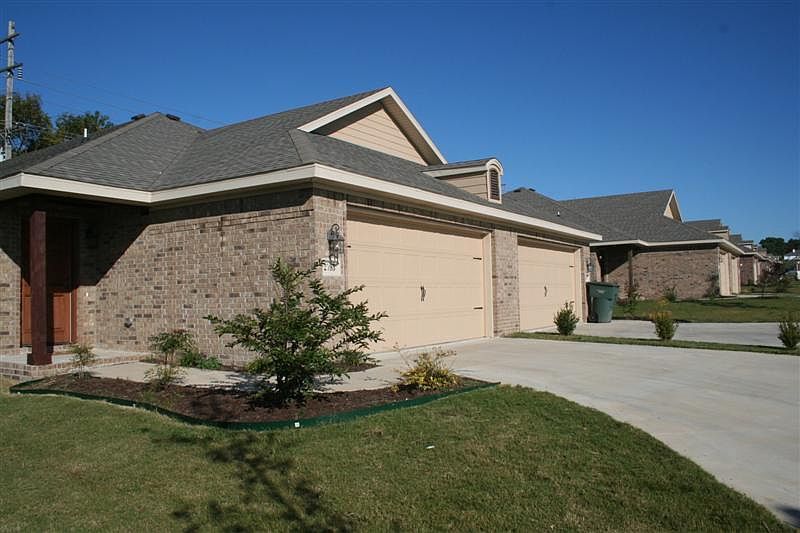 1st image of 2831 N Seneca Ave #2831