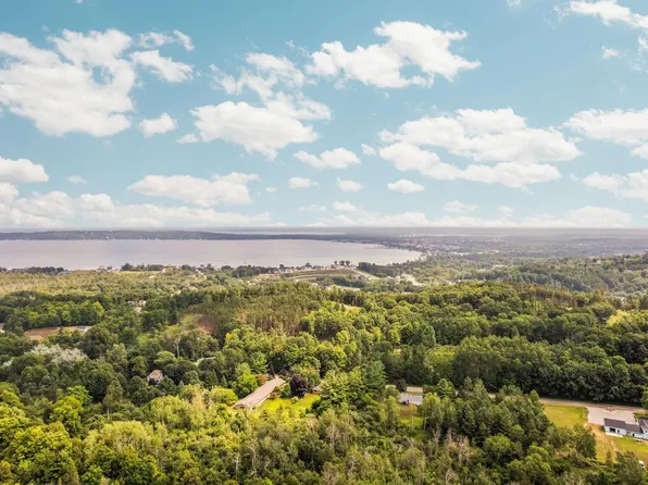 13596 S High Point Dr, Traverse City, MI 49684