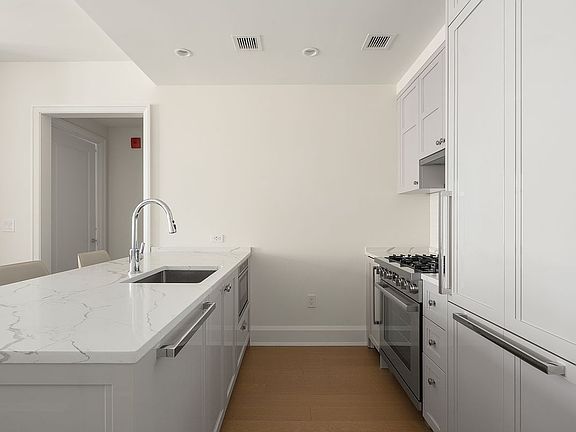 5th image of 100 Claremont Ave APT 17C