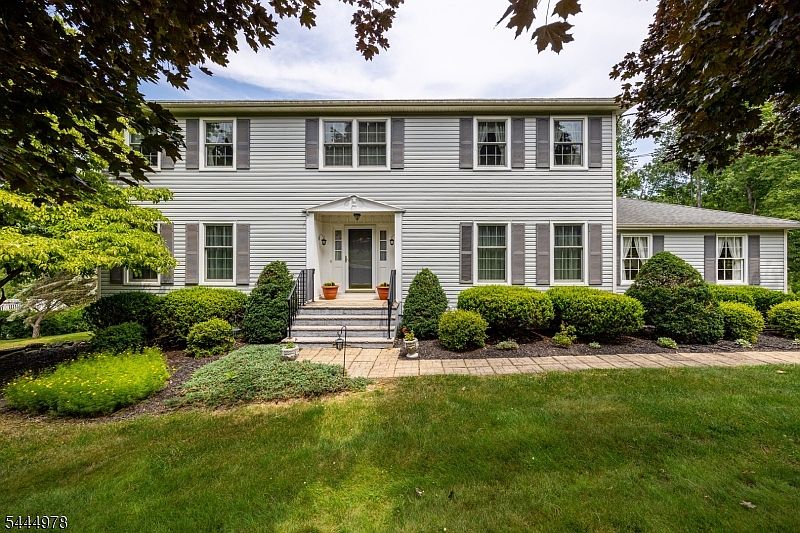 1st image of 31 Stratfordshire Dr