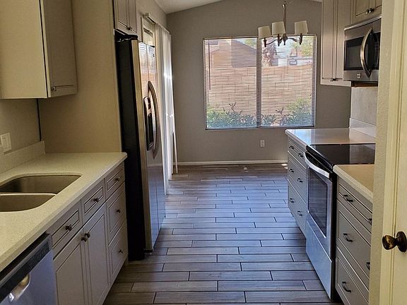 Kitchen with Dine in kitchen area