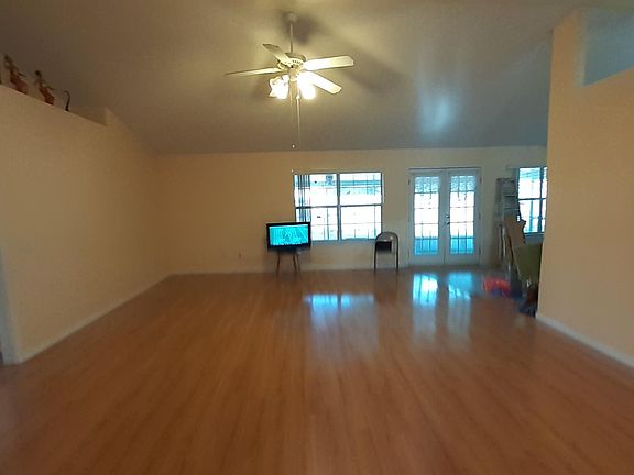 4th image of 1018 Lake Aire Dr