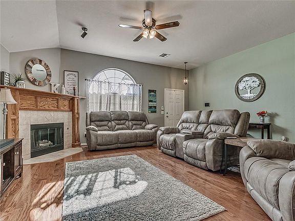 5th image of 209 SW 132nd St