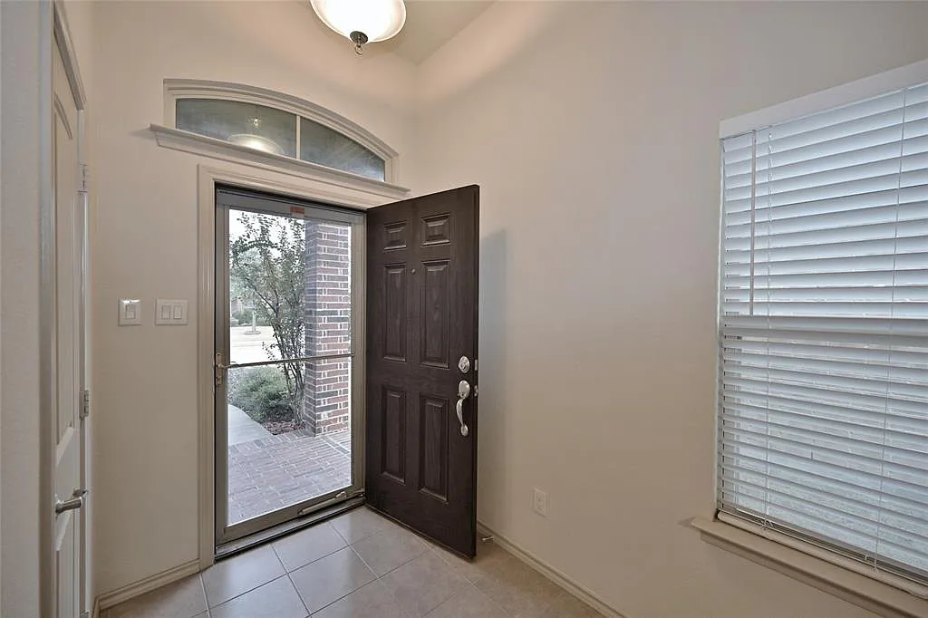 3 bed, 2.0 bath, 1441 sqft, $2,075 — Photo 4