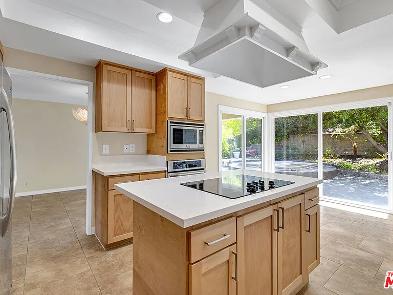 26572 Academy Dr — Photo 33