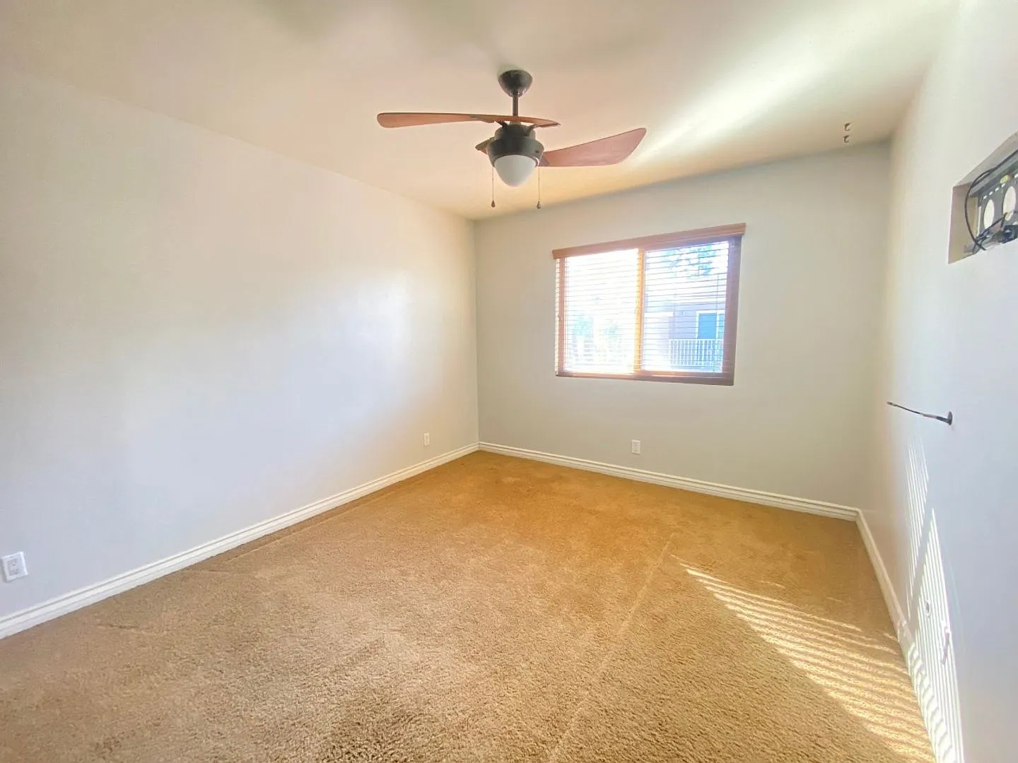 2 Bedroom Condo In Ontario!! — Photo 4