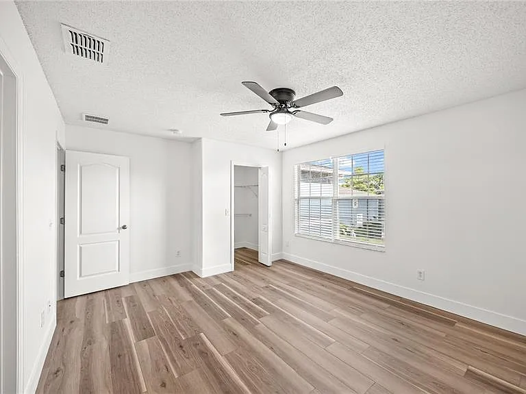 12649 Somerset Oaks St — Photo 32
