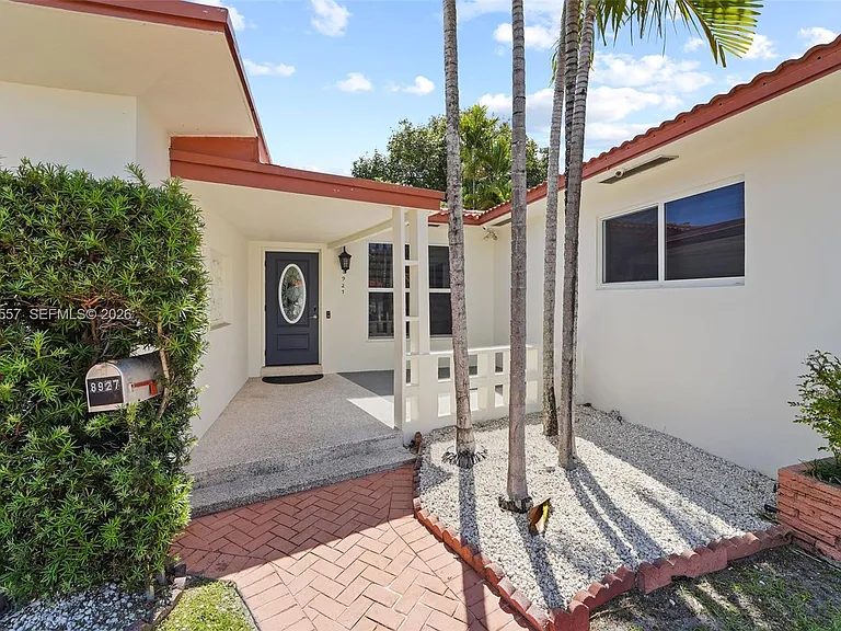 8927 Carlyle Ave — Photo 2
