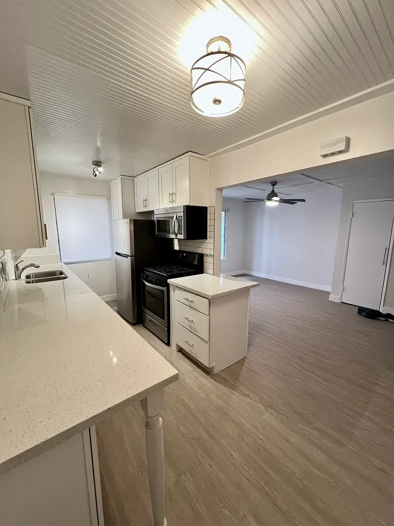 2 bed, 850 sqft, $3,250 — Photo 2