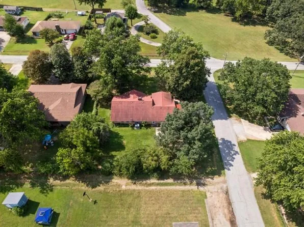 301 E Walnut Street, Aurora, MO 65605