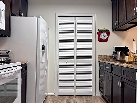 Beautiful Kitchen w/ Pantry!
